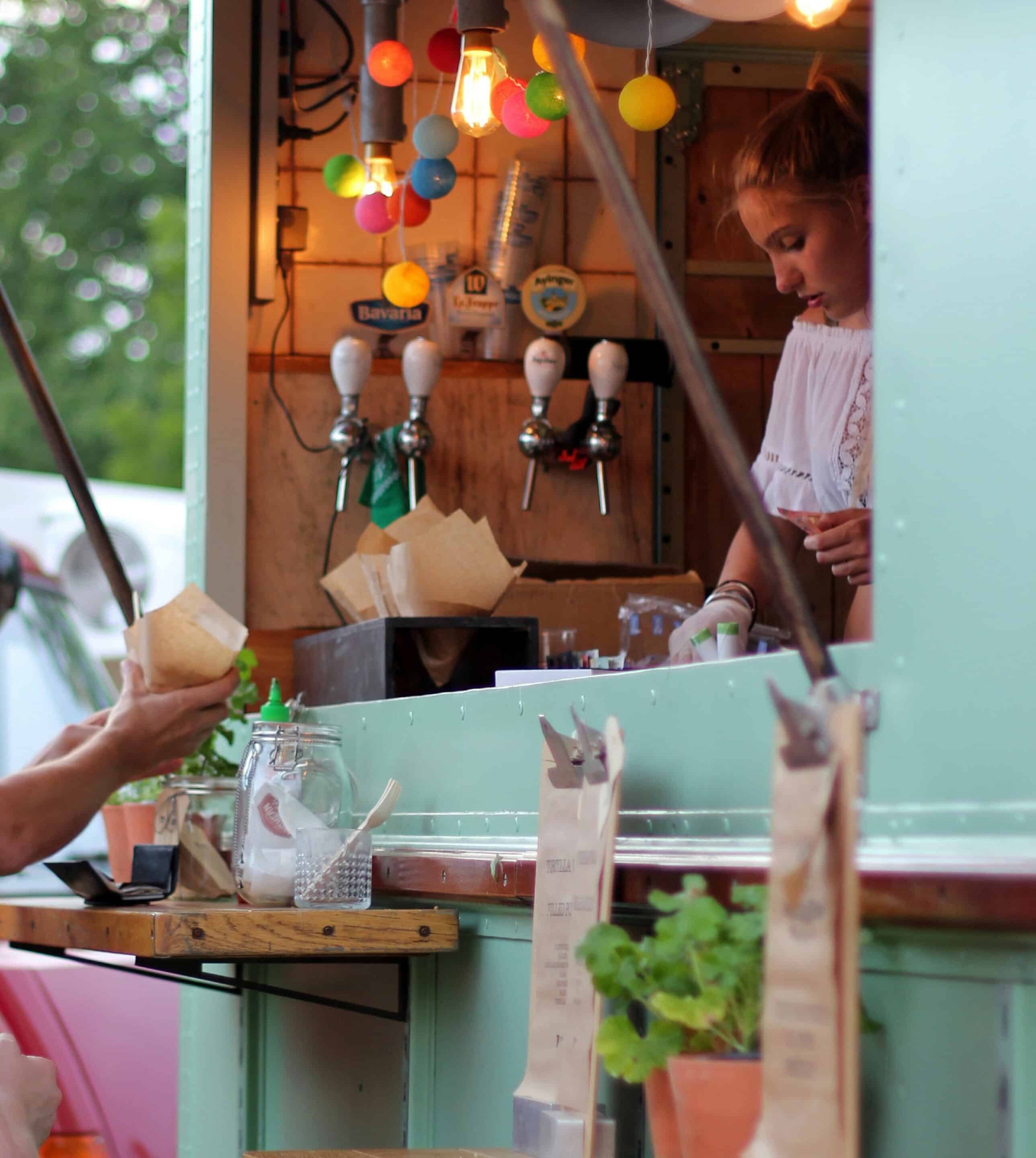 Photo-pack-evenement-ethique_Plan de travail 1 Photo prise durant un festival d'un food truck