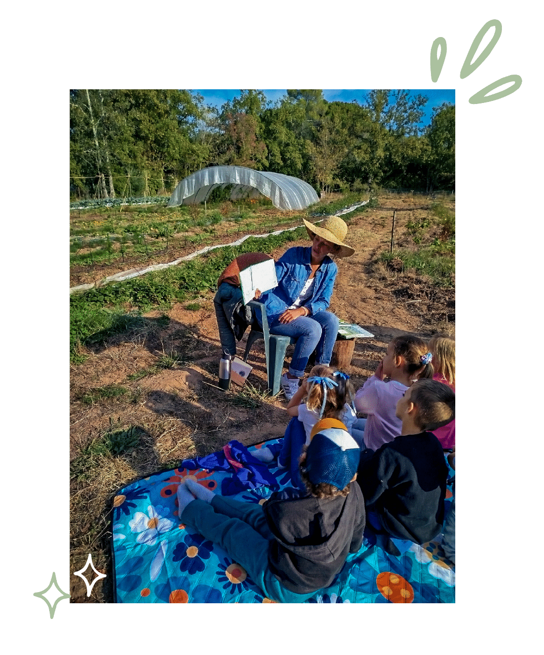 Julie-Gaëlle Daziano, gérante de Communtuitve, lisant des histoires à des enfants dans un potager